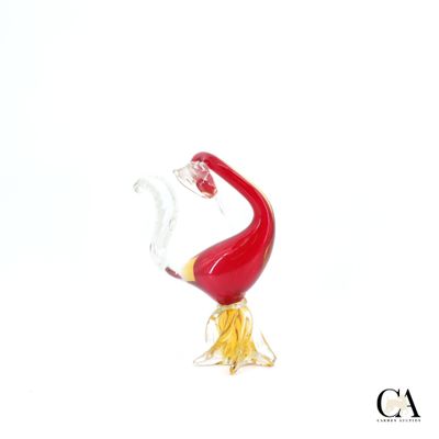 un oiseau rouge à la queue jaune sur fond blanc