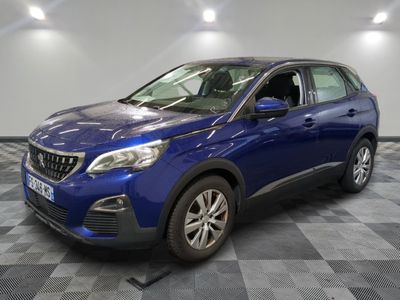 une voiture bleue garée dans un garage au sol en damier