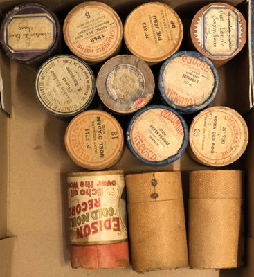 une boîte contenant toutes sortes de boîtes de conserve