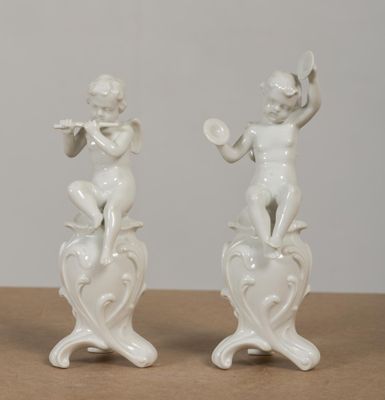 deux figurines posées l'une sur l'autre sur une table