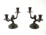 deux bougies posées sur une table