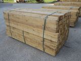 plusieurs morceaux de bois sont empilés sur un parking