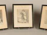 Trois photos encadrées représentant un homme et une femme sont exposées