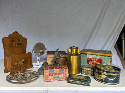 une table sur laquelle se trouvent de nombreux objets de toutes sortes