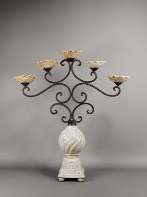 chandelier en fer forgé orné de fleurs en verre blanc et doré
