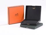 une boîte orange et noire contenant une montre noire