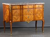 une commode à dessus en marbre avec un dessus en marbre