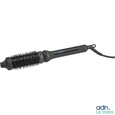 une image représentant une brosse à cheveux sur fond blanc