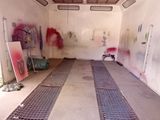 une photo d'un garage dont les murs sont couverts de peinture