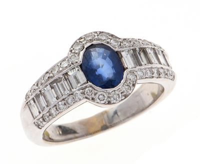 gros plan d'une bague en diamant et saphir sur fond blanc
