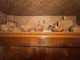 une armoire en bois surmontée de paniers