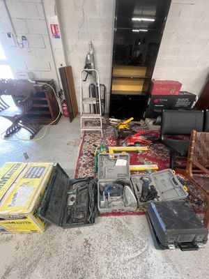 beaucoup d'appareils électroniques posés sur le sol