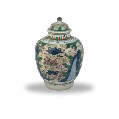 CHINE Potiche couverte en porcelaine et émaux Wucai à décor …