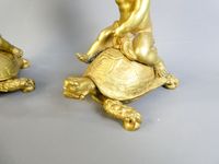 Paire de bougeoirs en bronze dorés representant des putti as… (photo 3)