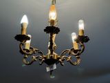 un lustre à trois lumières suspendu au plafond
