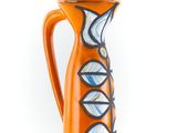 un vase orange orné d'un motif de poisson