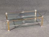 une table basse en verre surmontée d'une étagère en verre