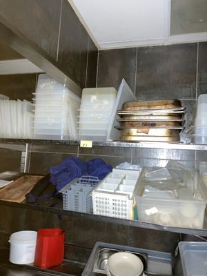 de nombreux plats sur les étagères de la cuisine