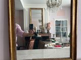 une femme se prenant en photo dans un miroir