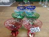 une table sur laquelle sont posés de nombreux verres à vin