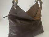 sac à main en cuir marron sur fond blanc avec un fond blanc