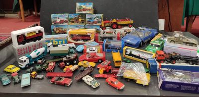 un grand nombre de voitures et de camions jouets sur une table