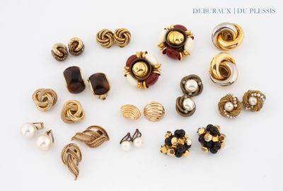 de nombreux modèles de boucles d'oreilles sur un fond blanc