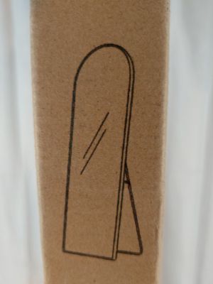 une boîte en carton sur laquelle est représentée une personne