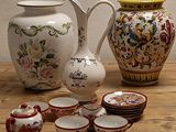 de nombreux types de vases et de bols sur la table