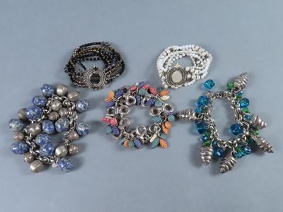 plusieurs types de bracelets et de broches posés sur une table