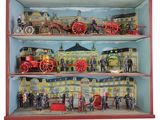 une vitrine sur laquelle sont exposés tout un tas de petits trains miniatures