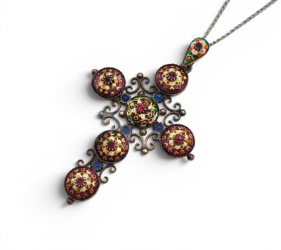 Gros plan sur un collier orné d'une croix