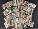 une vieille photo d'un lot de vieilles cartes postales sur une table