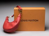sac à main Louis Vuitton en cuir rouge avec des finitions dorées