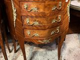 une petite table en bois avec un plateau en marbre