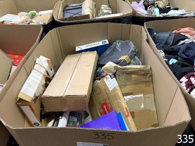 de nombreux cartons contenant des objets qui sont entreposés dans une pièce