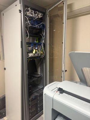 une photo d'une salle informatique dans laquelle se trouve une imprimante