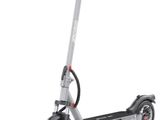 une image d'un scooter avec des roues sur un fond blanc