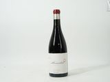 une bouteille de vin posée sur une table
