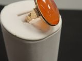 une image représentant une bague posée sur une boîte blanche