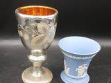paire de tasses et soucoupes en forme de vases