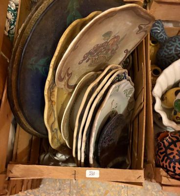 beaucoup d'assiettes dans une boîte posée par terre
