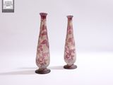 deux vases posés sur une surface blanche