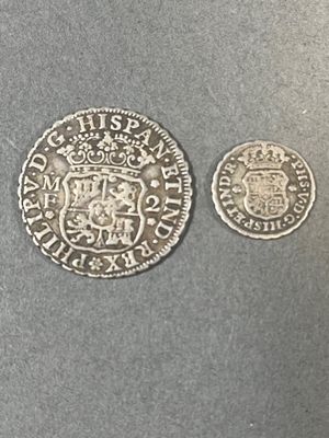deux pièces d'argent posées l'une à côté de l'autre sur une table