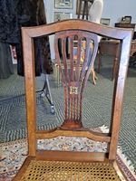 Paire de chaises en bois naturel, le dossier ajouré en forme… (photo 2)
