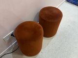 deux tabourets posés contre un mur