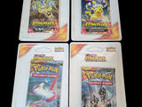 Trois paquets de cartes à collectionner Pokémon sont représentés sur un fond noir.