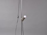 une lampe posée sur une table à côté d'un ordinateur portable