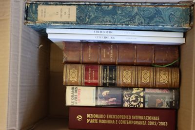 plusieurs livres empilés dans une boîte