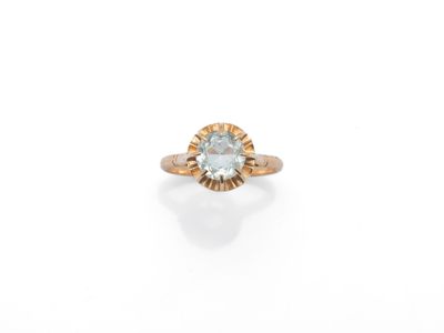 une bague ornée d'un diamant ovale de couleur aigue-marine et taillé en rose